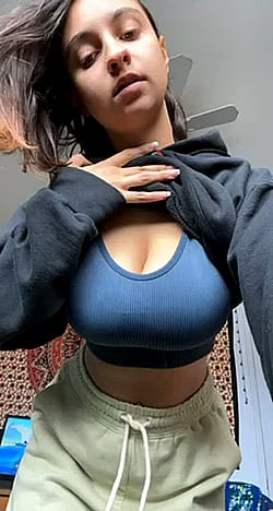 [F] I’m A Desi Girl With Giant Boobs'