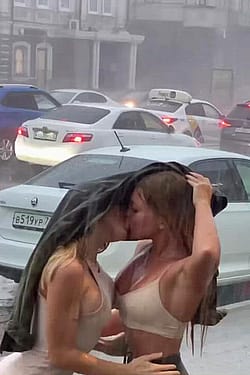 Kissing In The Rain'