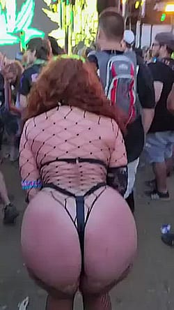 Festival Girl Gets Fingering From Behind And Carry On Getting Herself Off In The Middle Of A Crowd'