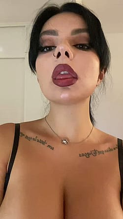 Do I Meet Ur Goth Slut Standart ?'