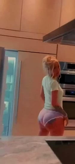 Iggy Shaking Her Fat Ass'