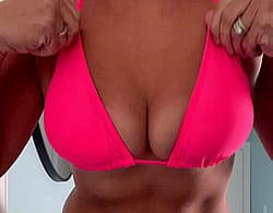 Bikini Bouncing Milf Style'