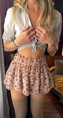 Under my vintage skirt'