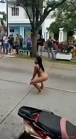 Crazy Lady Naked in The Middle Of The Street'