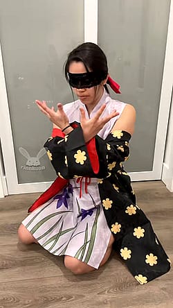 Wano Robin uses her Hana Hana fruit abilities to give herself an extra helping hand?'