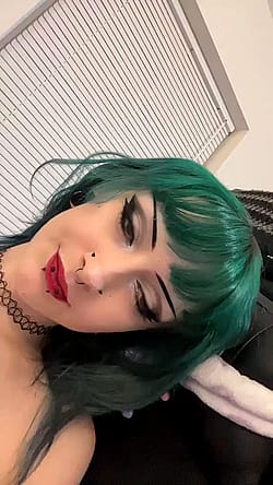 when goth girly does tiktok >'