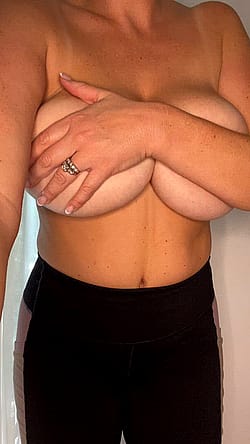 Who likes my juicy mom boobs? ?'