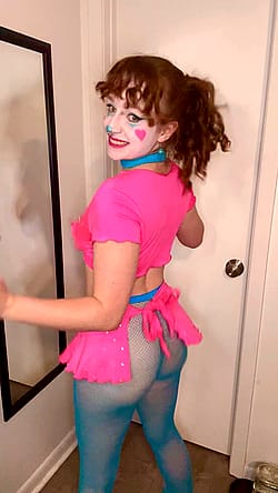 Caked up clowngirl??'