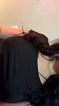 are my cute tits suckable?💋[showing off]'