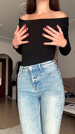 Bouncing tits make my casual outfit so much hotter'