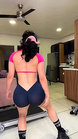 latina shaking booty'