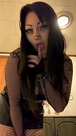 Into goth girls? Check me out. Cheap OF, customs and sexting available :)'