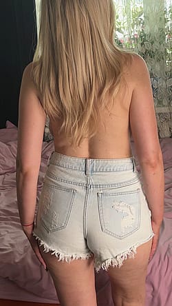 Whenever you're looking for a reason to get hard, just take a look at my milf body ❤️'