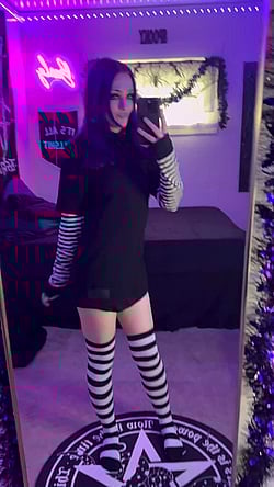 Babe with Emo Vibe Shows Off Her Natural Tits on TikTok'
