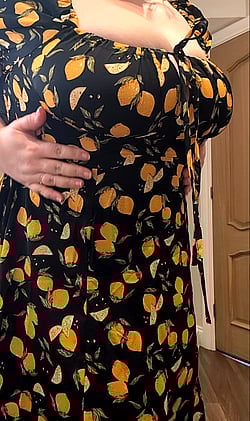 Big Tits in a Black and Yellow Dress: A Must-See on Reddit'