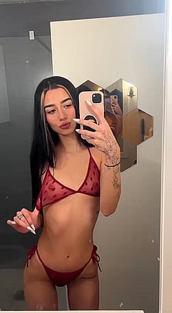 18F Babe Gets Naughty in Homemade Video'