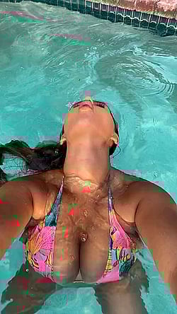 Woahhh: Big Tits in a Bikini'