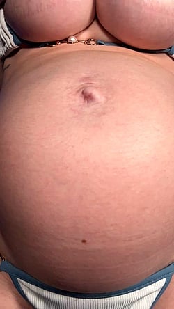 26 Weeks Pregnant: Big Tits and Boobs Show'