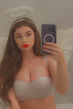 Angel Selfie: Cute Costume and Makeup'