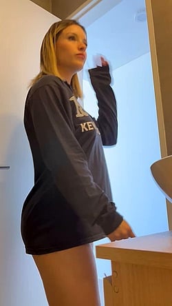 Blonde Teen with Big Ass Shows Off Her Boobs'