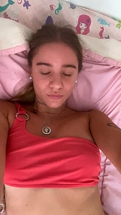 18yo Horny Teen Looking for a Man to Dominate Her'
