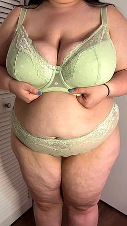 Hump Day Hottie: Big Tits, Saggy Tits, and Natural Beauty'