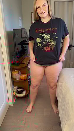 Chubby BBW in T-Shirt Reveals Her Favorite Horror Movie'