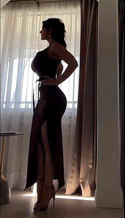 Side Boob Babe: Big Tits & Natural Boobs'
