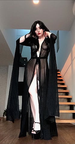 First Impression: Big Tits and Ass'