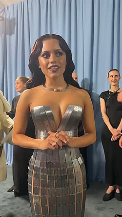 Met Gala 2025: Petite Actress Shows Off Her Petit Tits'