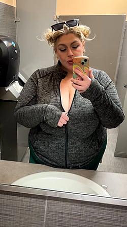 Flashing in Public Washrooms: A BBW's Guide'