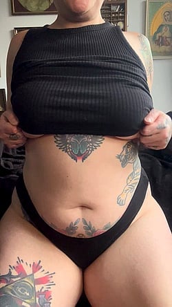 Admiring the Ink: Big Tits and Natural Beauty'