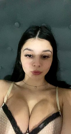 Big Tits, Cumshot, and No Flirting: A Real Amateur's Experience on OnlyFans'