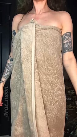 Hairy Pussy Reveal: OnlyFans Model Shows Off Her Goods'