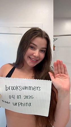 Brookssummers - A Smiling Amateur Model with Tits'