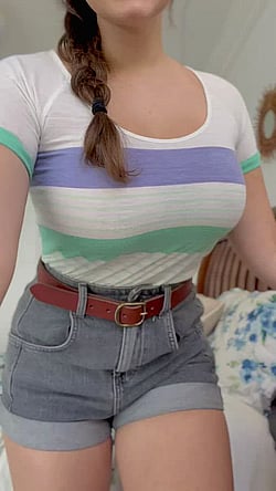 Bouncing Boobs: Amateur Teen with G Cup or Bigger'