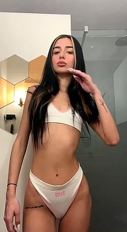 Small Tits Teen: Older Men's Secret Love for 18yo Girls'