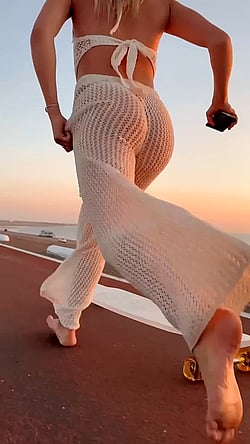 Bubble Butt Groovin' on the Beach'
